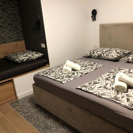 Omis - Private Ensuite Room With Balcony - Hotel Style Eksteriør bilde